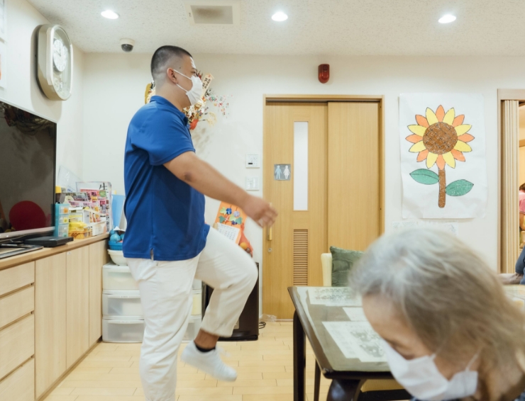 介護スタッフと体操