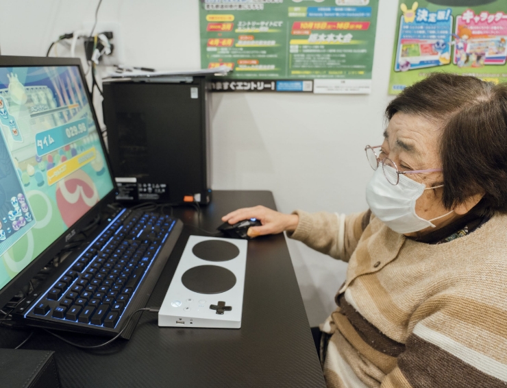 ゲームを楽しむ高齢者