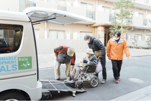 車いすの高齢者を車に乗せる
