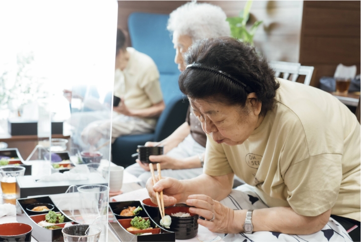 食事中